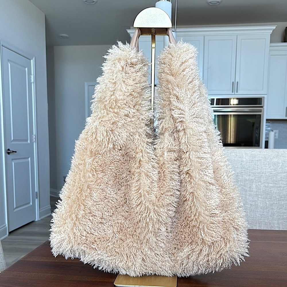 NWT‼️ 🫶🏽👜Chic Fluffy Slouchy Tote🫶🏽👜 - Picture 4 of 11